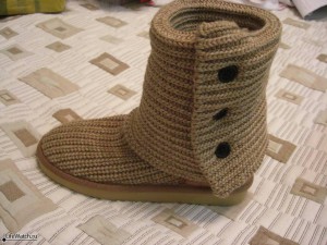 Черные пуговки с лого UGG 