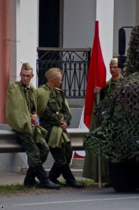 Солдаты в форме советской армии. День города Бронницы 2008