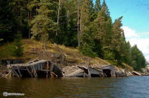 Ладожское озеро. Развалившиеся лодочные гаражи