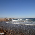 Волны на берегу красного моря