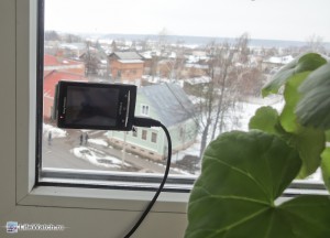 Веб-камера из телефона, прикрепленная к окну