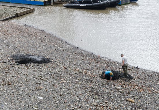 Мужики на берегу Темзы, видимо ищут клад