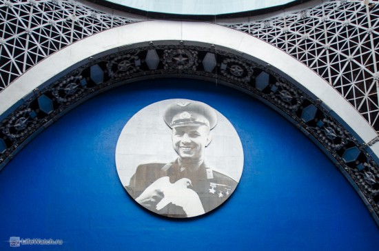 О том, чем был когда то этот павильон сечас напоминает лишь фотография Гагарина