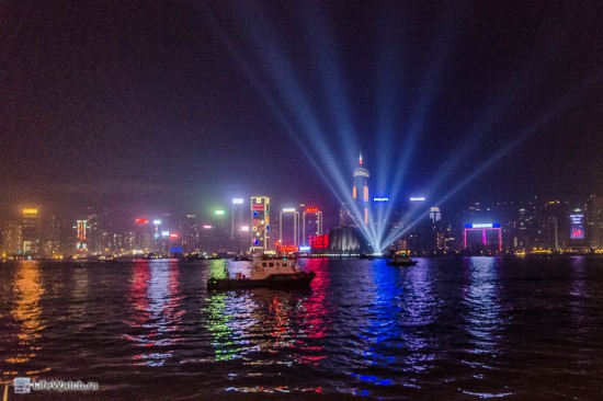 Ночной вид на пролив разделяющий Гонконг и Коулун