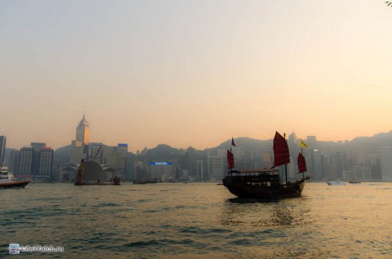 Один из символов Гонконга. Джонка с красными парусами