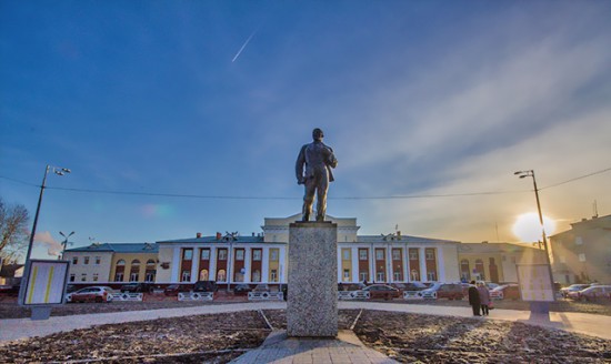 Памятник Ленину у ж/д вокзала (на заднем фоне)
