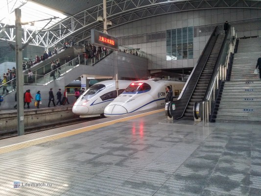 Скоростные поезда на вокзале Шанхая